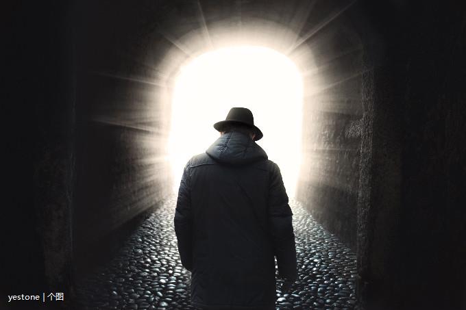 呼啸着南行,丽日和风的苗家山村即刻被打破了宁静,天黑沉沉地压了下来